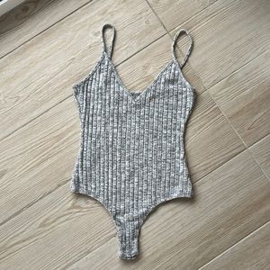 Me to We gray V-neck bodysuit size small